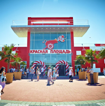 Рядом находится крупнейший ТЦ города «Красная площадь»